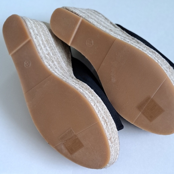 BLACK SUEDE PLATFORM,  SLIP ON, OPEN TOE. NEW WITHOUT TAG. SIZE US 8 RUN LARGE. - Picture 12 of 16